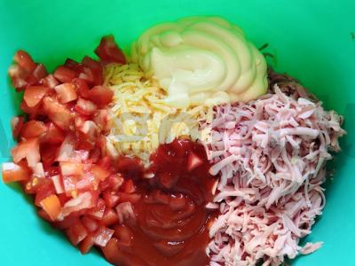 Karšti sumuštiniai su virta dešra, pomidoru ir sūriu Žingsnis 5