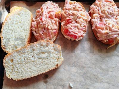 Karšti sumuštiniai su virta dešra, pomidoru ir sūriu Žingsnis 7