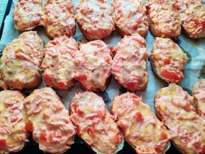 Karšti sumuštiniai su virta dešra, pomidoru ir sūriu Žingsnis 8