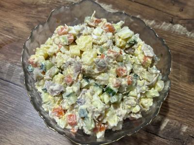 Olivje salotos su vištiena ir autorine padažu pagrindine nuotrauka