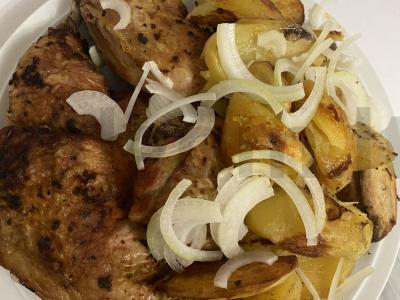 Vištiena su bulvėmis ir prieskoniais orkaitėje pagrindine nuotrauka