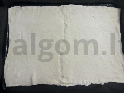 Pica iš sluoksniuoto tešlos su dešra ir pomidorais Žingsnis 1