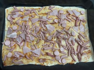 Pica iš sluoksniuoto tešlos su dešra ir pomidorais Žingsnis 3