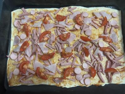 Pica iš sluoksniuoto tešlos su dešra ir pomidorais Žingsnis 4