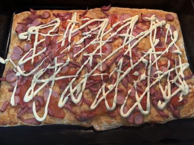 Pica iš sluoksniuoto tešlos su dešra ir pomidorais Žingsnis 5