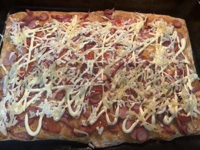 Pica iš sluoksniuoto tešlos su dešra ir pomidorais Žingsnis 6