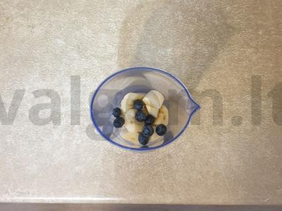 Pieninis kokteilis su bananais ir mėlynėmis Žingsnis 2