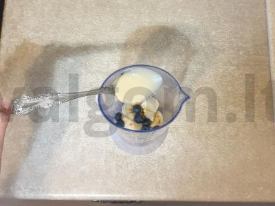 Pieninis kokteilis su bananais ir mėlynėmis Žingsnis 3