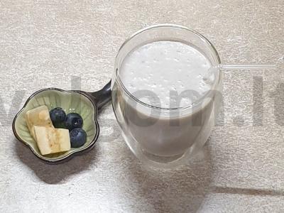 Pieninis kokteilis su bananais ir mėlynėmis pagrindine nuotrauka