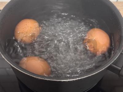 Patingėlių pyragėliai su kiaušiniu ir žaliu svogūnu Žingsnis 1