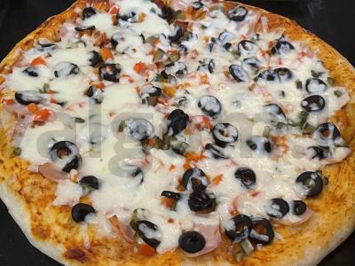 Pica ant mielinės tešlos pagrindine nuotrauka