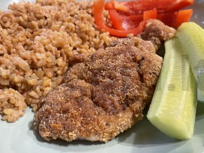 Kiaulienos šnicelis pietums arba vakarienei pagrindine nuotrauka