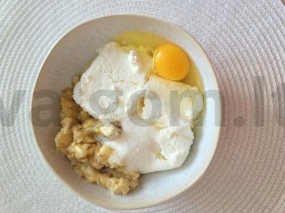 Kvapnūs varškėčiai su bananais ir cinamonu Žingsnis 2