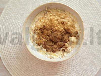 Kvapnūs varškėčiai su bananais ir cinamonu Žingsnis 3