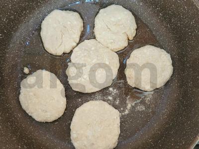 Kvapnūs varškėčiai su bananais ir cinamonu Žingsnis 4