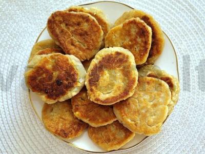 Kvapnūs varškėčiai su bananais ir cinamonu pagrindine nuotrauka