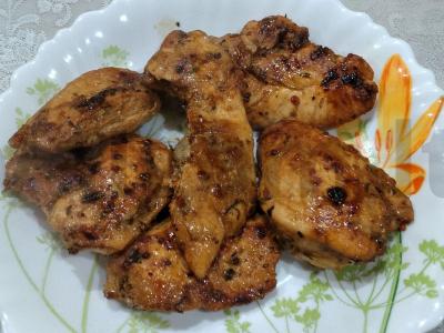 Skaniausia vištiena popieriuje ant keptuvės pagrindine nuotrauka