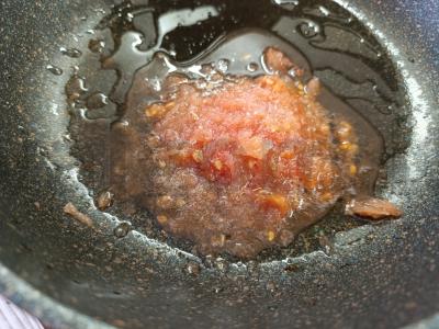 Pomidorų padažas su jogurtu ir sūriu Žingsnis 1