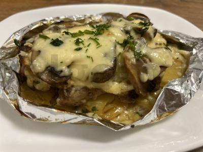 Kiauliena po šubele ant bulvių pagalvėlės pagrindine nuotrauka