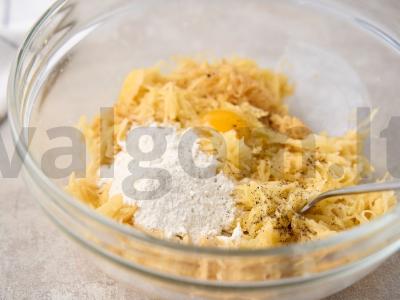 Bulviniai blynai su lašiša ir poštu kiaušiniu Žingsnis 5