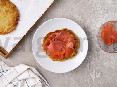 Bulviniai blynai su lašiša ir poštu kiaušiniu Žingsnis 7