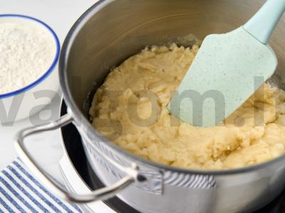 Varškės žiedas su spanguolėmis Žingsnis 2