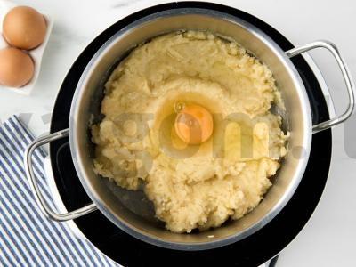 Varškės žiedas su spanguolėmis Žingsnis 3