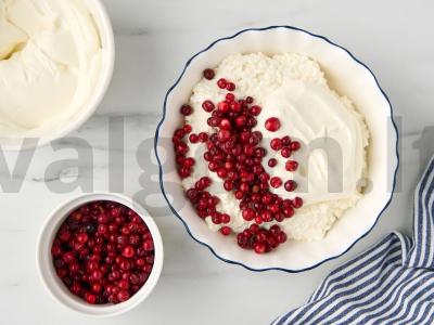 Varškės žiedas su spanguolėmis Žingsnis 8