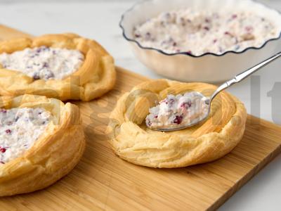 Varškės žiedas su spanguolėmis Žingsnis 9