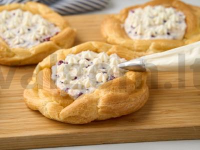 Varškės žiedas su spanguolėmis Žingsnis 10