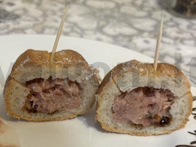 Užkandis su tunu bandelėje pagrindine nuotrauka