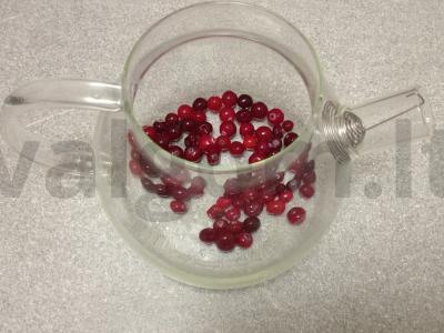 Vitaminų arbata su spanguolėmis, apelsinais ir gvazdikėliais Žingsnis 1