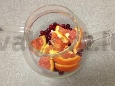 Vitaminų arbata su spanguolėmis, apelsinais ir gvazdikėliais Žingsnis 2