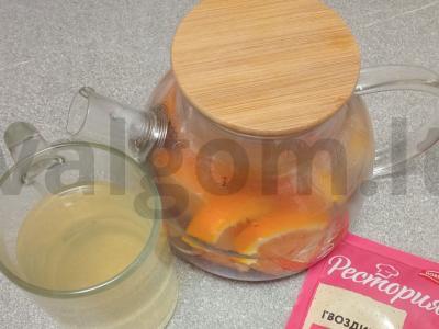 Vitaminų arbata su spanguolėmis, apelsinais ir gvazdikėliais pagrindine nuotrauka