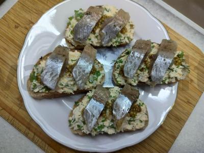 Užkandžių sumuštiniai su silke ir prancūziška garstyčia pagrindine nuotrauka