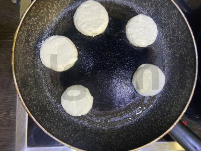 Švelniausi varškėčiai iš riebios varškės Žingsnis 7