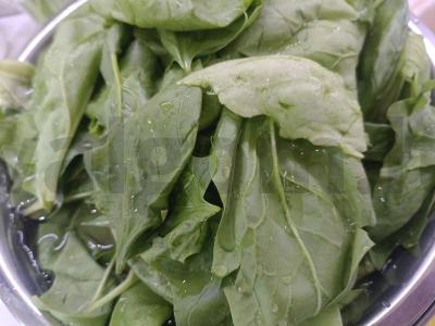 Grietininiai špinatai su kiaušiniu Žingsnis 1