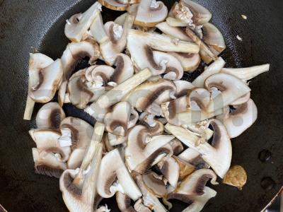 Pica „Gribų“ ant sluoksniuoto tešlos Žingsnis 2