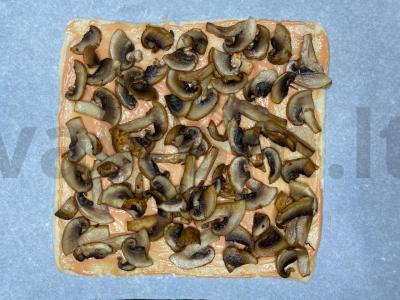 Pica „Gribų“ ant sluoksniuoto tešlos Žingsnis 4