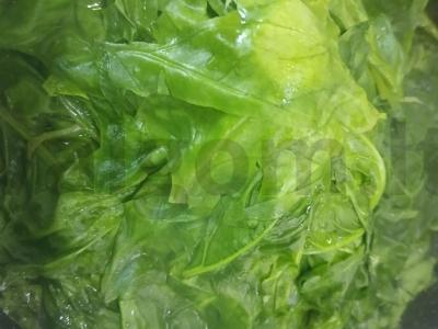 Grietininiai špinatai su kiaušiniu Žingsnis 4