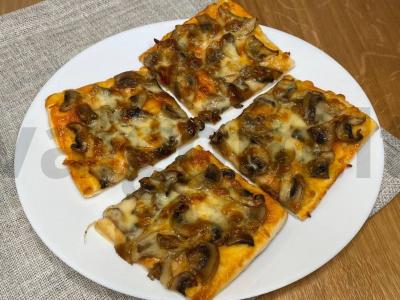 Pica „Gribų“ ant sluoksniuoto tešlos pagrindine nuotrauka