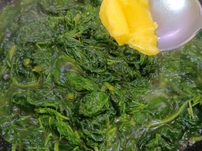 Grietininiai špinatai su kiaušiniu Žingsnis 7