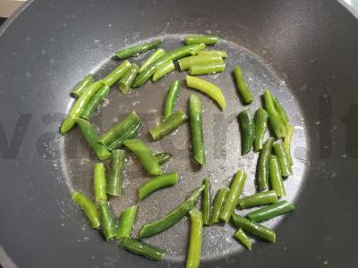 Omletas su žaliaisiais pupelėmis ir dešrelėmis Žingsnis 1