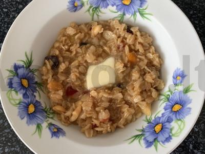 Avižinė košė su apelsinų sultimis, cukatais ir riešutais pagrindine nuotrauka