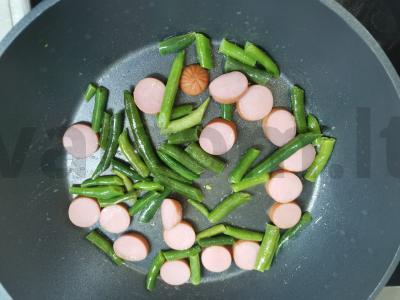 Omletas su žaliaisiais pupelėmis ir dešrelėmis Žingsnis 2