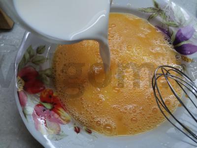 Omletas su žaliaisiais pupelėmis ir dešrelėmis Žingsnis 3