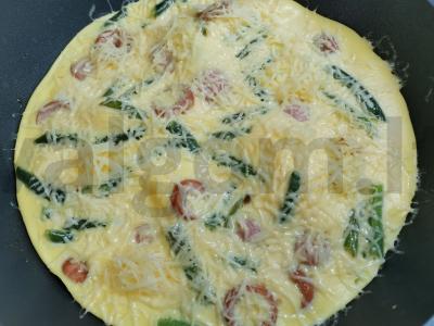 Omletas su žaliaisiais pupelėmis ir dešrelėmis Žingsnis 5