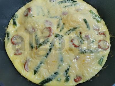 Omletas su žaliaisiais pupelėmis ir dešrelėmis pagrindine nuotrauka