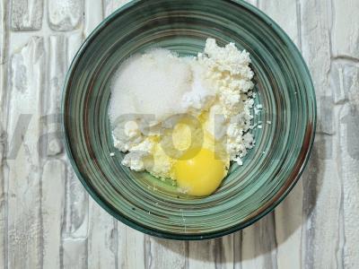 Prieskoniuoti varškėčiai su obuoliu ir cinamonu Žingsnis 1