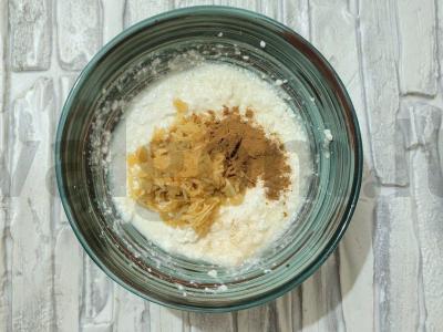 Prieskoniuoti varškėčiai su obuoliu ir cinamonu Žingsnis 3